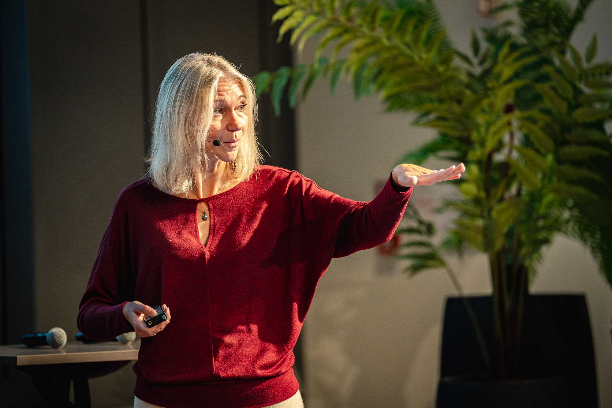 Karen tijdens presentatie